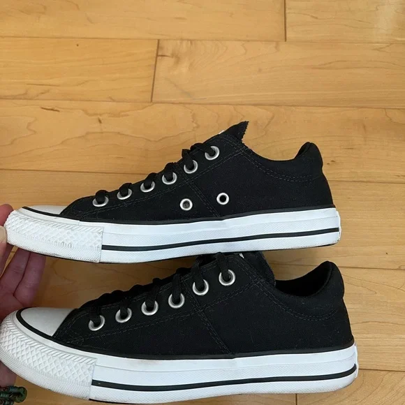 LIKE NEW Converse Black and White Classic Sneakers - Picture 8 of 9